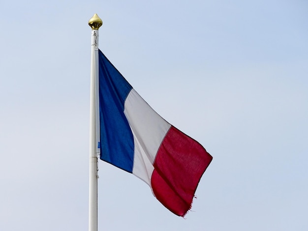 Foto vista en bajo ángulo de la bandera francesa ondeando contra el cielo