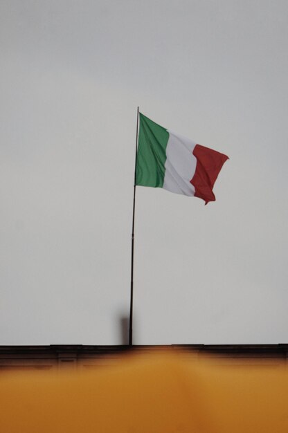 Foto vista en bajo ángulo de la bandera italiana contra el cielo