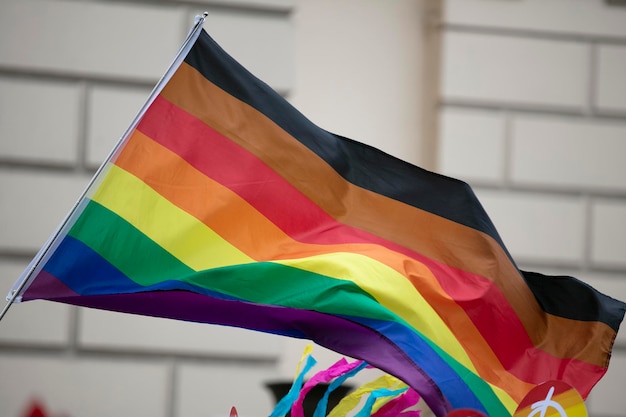 Foto vista de ángulo bajo de la bandera multicolor