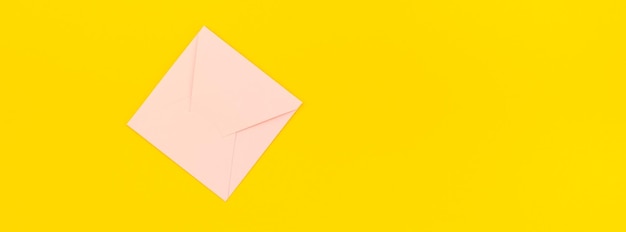 Vista en bajo ángulo de una bandera de papel sobre un fondo amarillo
