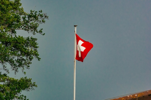 Vista en bajo ángulo de la bandera roja