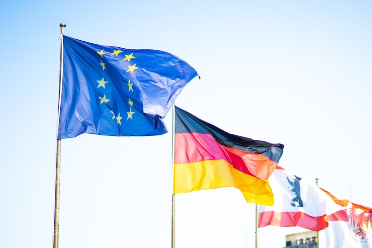 Foto vista de ángulo bajo de las banderas de la bandera contra un cielo despejado