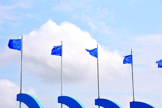 Foto vista en bajo ángulo de banderas ondeando contra el cielo azul