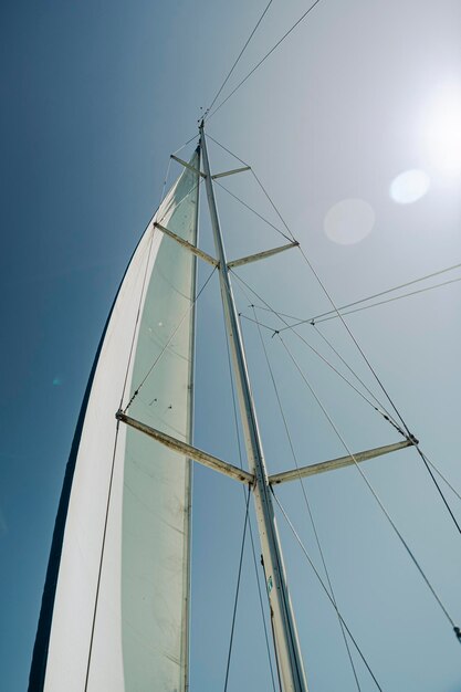 Foto vista de ángulo bajo del barco contra un cielo despejado