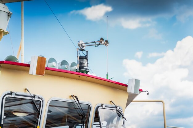 Vista de ángulo bajo del barco contra el cielo