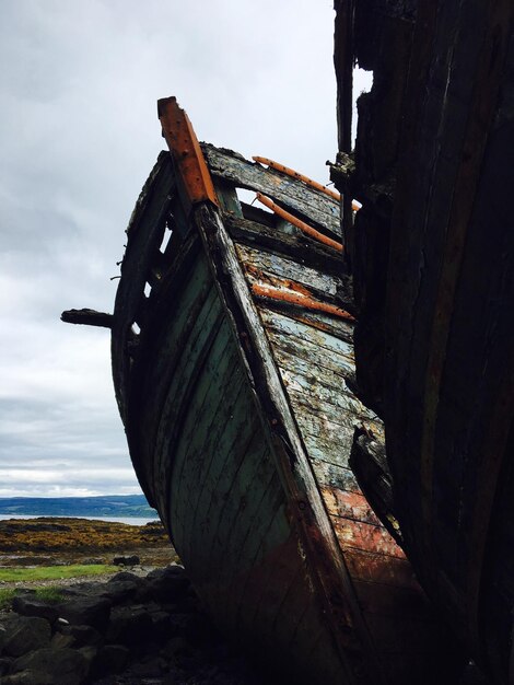 Foto vista de ángulo bajo de un barco dañado contra el cielo