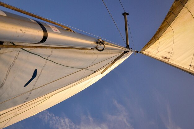 Vista de ángulo bajo de un barco navegando contra el cielo