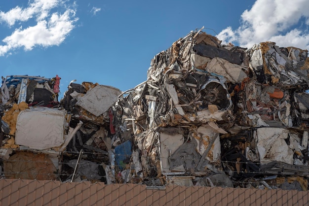 Vista de ángulo bajo de la basura en la estructura metálica contra el cielo
