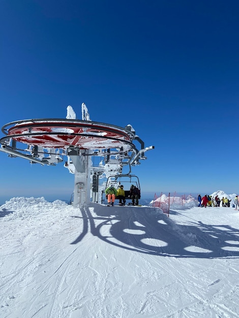 Vista en bajo ángulo de una bicicleta en la nieve