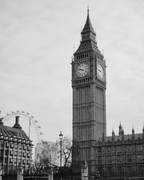 Foto vista de ángulo bajo de big ben contra el cielo en la ciudad