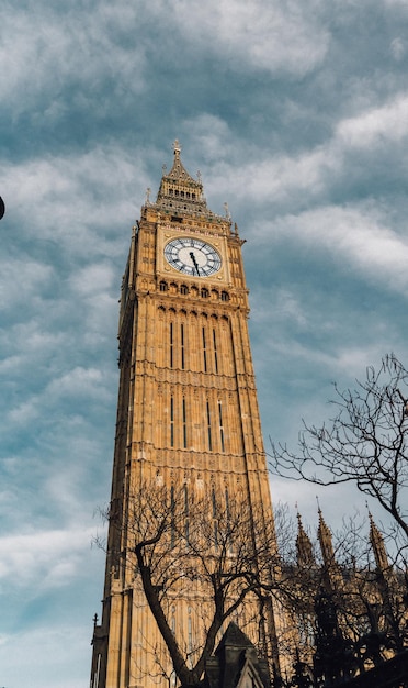 Vista en bajo ángulo del Big Ben contra el cielo