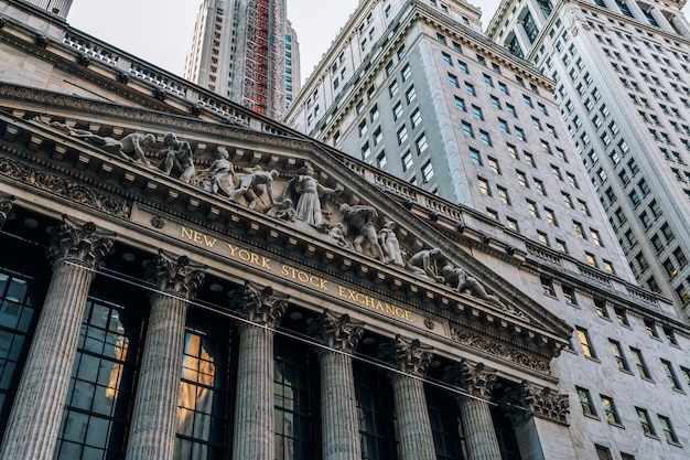 Vista en bajo ángulo de la bolsa de valores de Nueva York en la ciudad