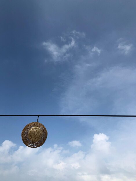 Foto vista de ángulo bajo de la bombilla contra el cielo