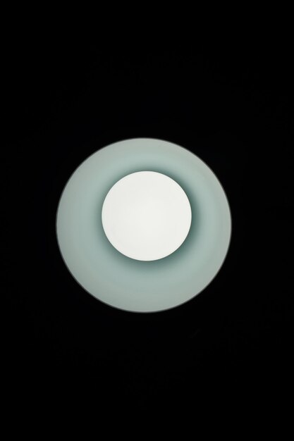 Vista de ángulo bajo de la bombilla iluminada contra un fondo negro