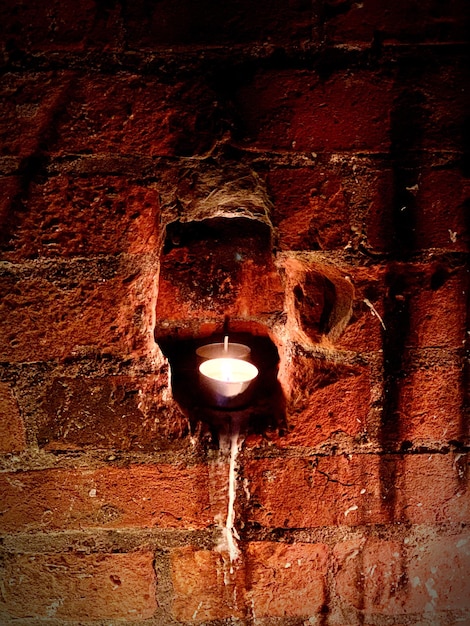 Foto vista en bajo ángulo de la bombilla iluminada contra la pared