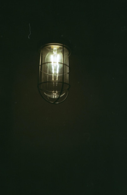 Foto vista en bajo ángulo de la bombilla iluminada contra la pared
