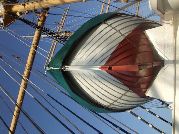 Foto vista desde un ángulo bajo del bote salvavidas en el barco