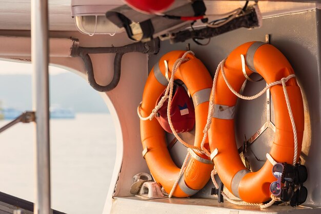 Foto vista de ángulo bajo de un buque náutico en el mar