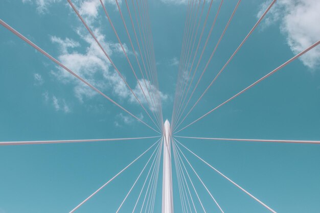 Foto vista de ángulo bajo de cables contra el cielo azul