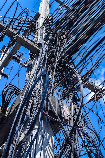 Foto vista en bajo ángulo de los cables contra el cielo