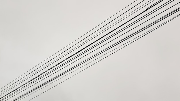 Vista en bajo ángulo de los cables eléctricos contra un cielo despejado