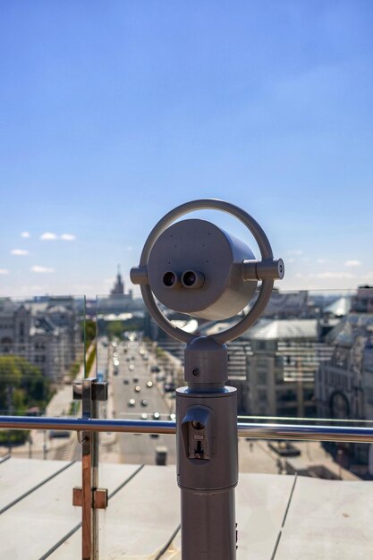 Foto vista de ángulo bajo de la cámara de seguridad contra el cielo