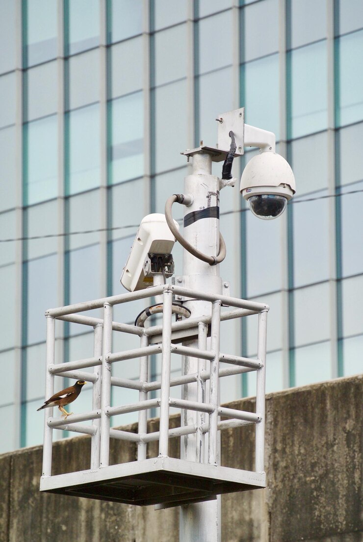 Foto vista de ángulo bajo de la cámara de seguridad contra el edificio