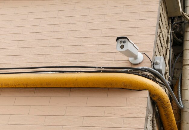 Vista de ángulo bajo de la cámara de seguridad en la pared