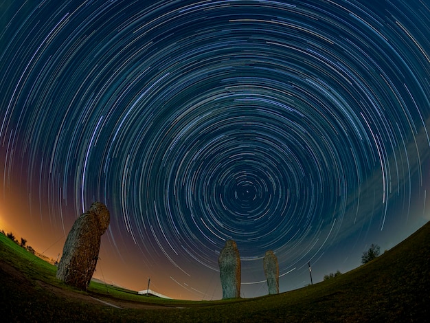 Vista en bajo ángulo del campo estelar contra el cielo nocturno