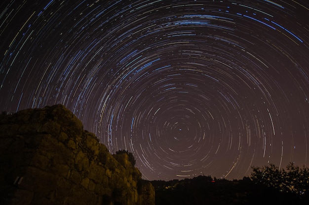 Vista en bajo ángulo del campo estelar contra el cielo nocturno