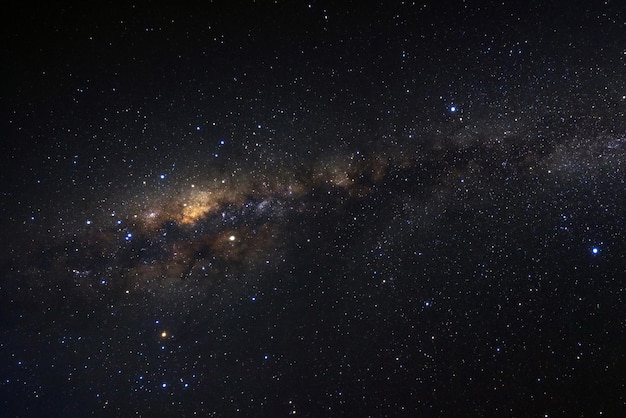 Vista de bajo ángulo del campo estelar por la noche