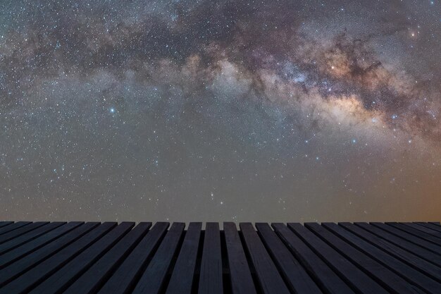 Foto vista de bajo ángulo del campo de estrellas contra el cielo nocturno