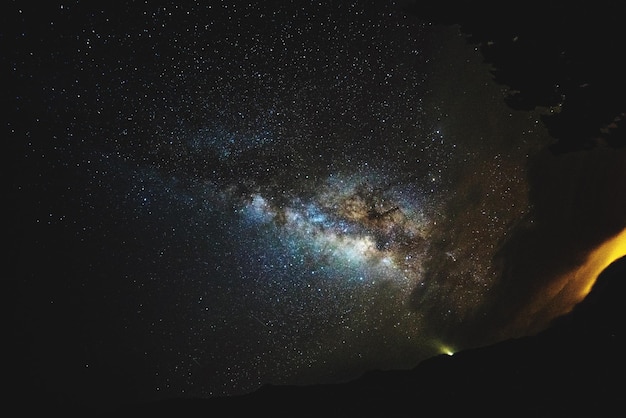 Vista de ángulo bajo del campo de estrellas.