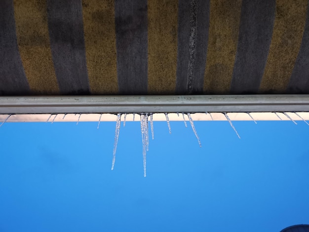 Foto vista de ángulo bajo de los caramelos colgando contra el cielo azul claro