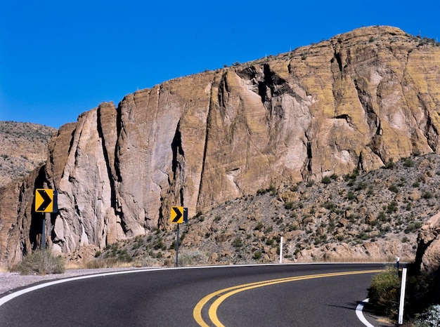 Vista de ángulo bajo de la carretera contra un cielo azul claro