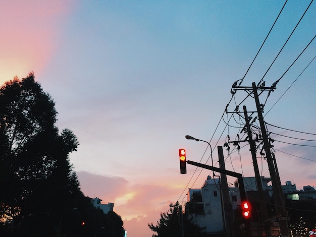 Vista en bajo ángulo de la carretera contra el cielo durante la puesta de sol