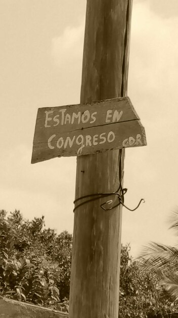 Foto vista de ángulo bajo del cartel contra el cielo