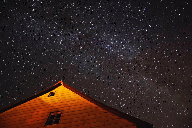 Foto vista de bajo ángulo de la casa contra el cielo por la noche