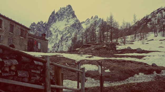 Foto vista de bajo ángulo de la casa en las montañas durante el invierno