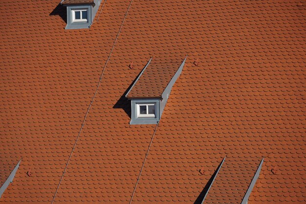 Vista de ángulo bajo de la casa en el techo del edificio