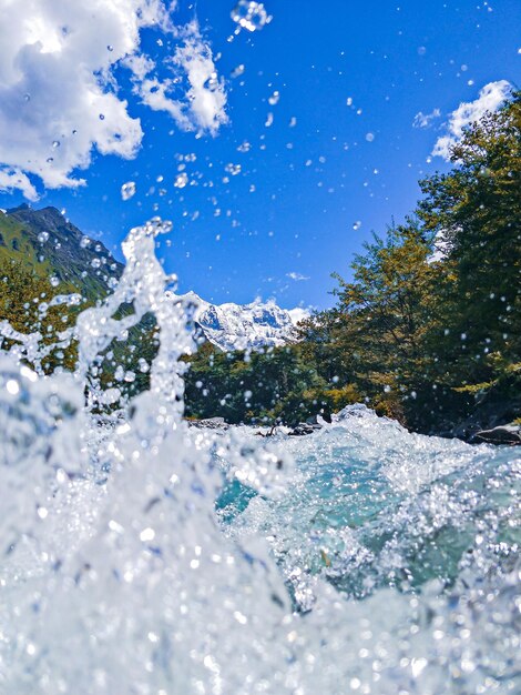 Foto vista de bajo ángulo de la cascada contra el cielo durante el invierno