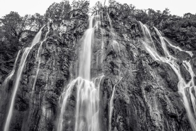 Vista de bajo ángulo de la cascada contra el cielo