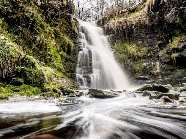 Vista de bajo ángulo de la cascada contra el cielo