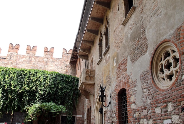 Foto vista de bajo ángulo de castelvecchio contra un cielo despejado