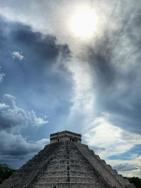 Vista de bajo ángulo del castillo contra un cielo nublado
