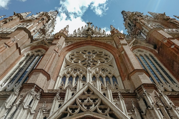 Vista en bajo ángulo de la catedral en la ciudad