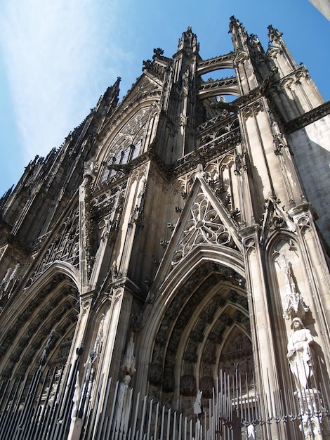 Vista de bajo ángulo de la catedral de Colonia contra el cielo