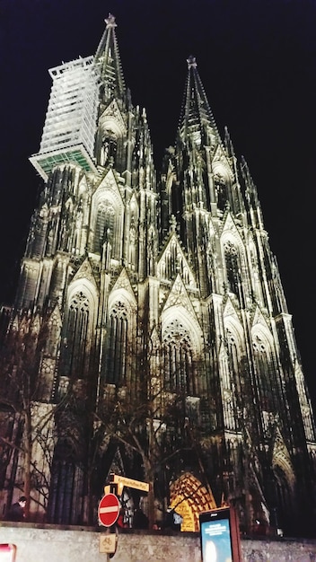 Foto vista en bajo ángulo de la catedral de colonia iluminada