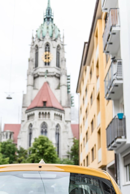 Foto vista de bajo ángulo de la catedral contra el cielo en la ciudad