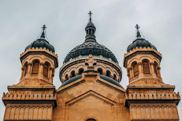 Foto vista de bajo ángulo de la catedral contra el cielo en cluj, rumania